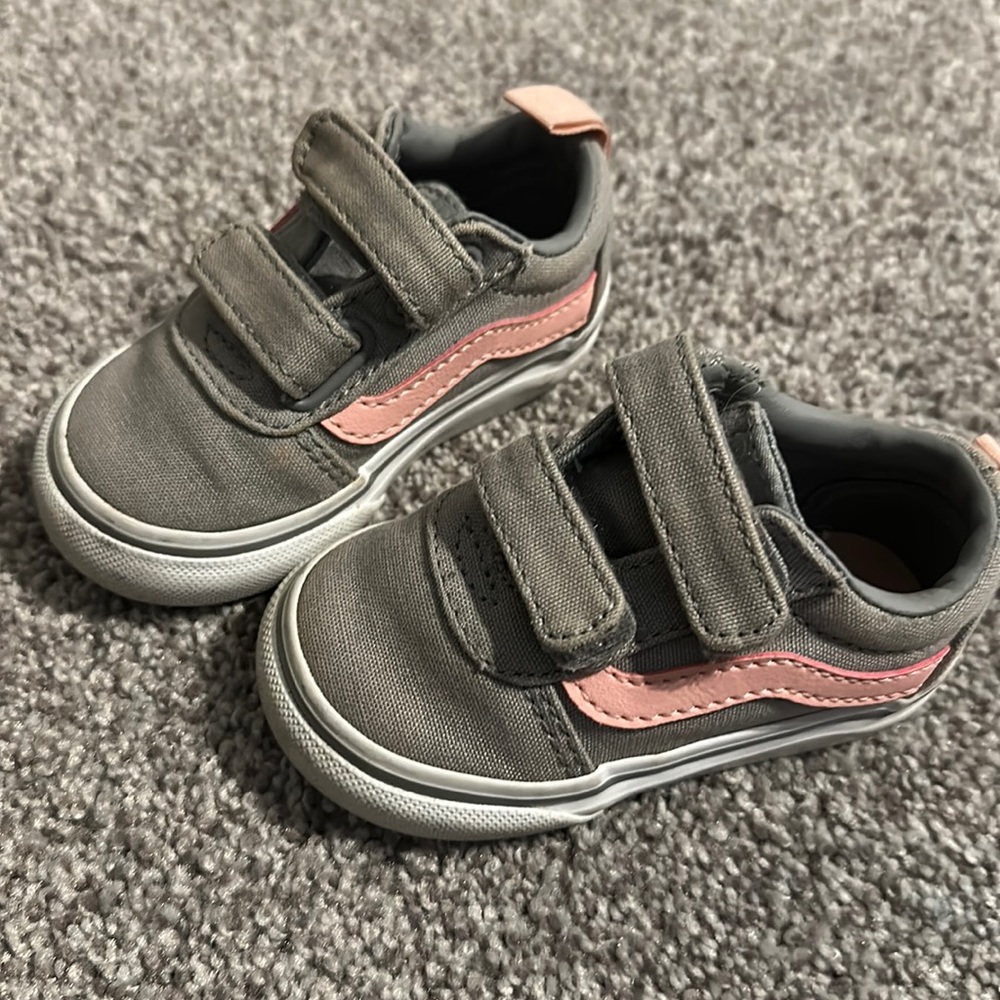 Gray and pink toddler 4c vans